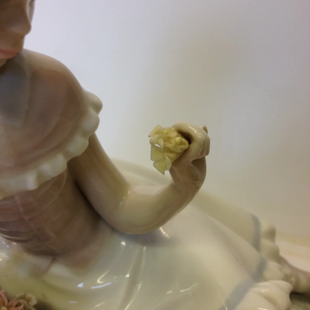 Lladro Porcelain Figurine Of A Girl With A Basket Of Flowers