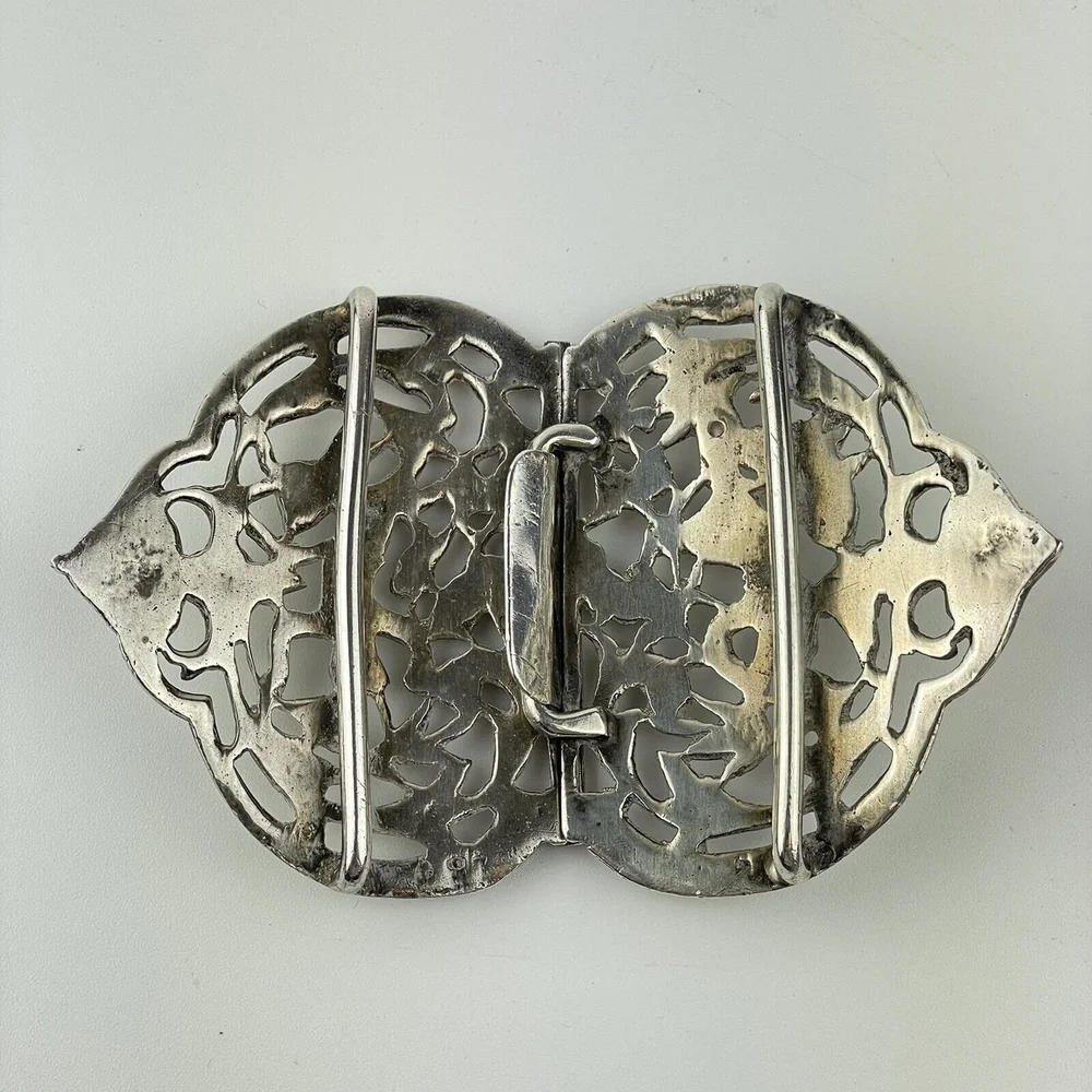Antique Solid Silver Nurses Buckle Decorated With Putti  display picture 1