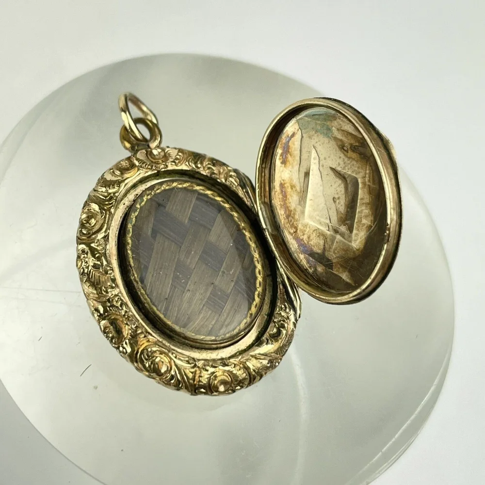 Antique Victorian Yellow Metal Mourning Hair Locket 29mm x 21mm