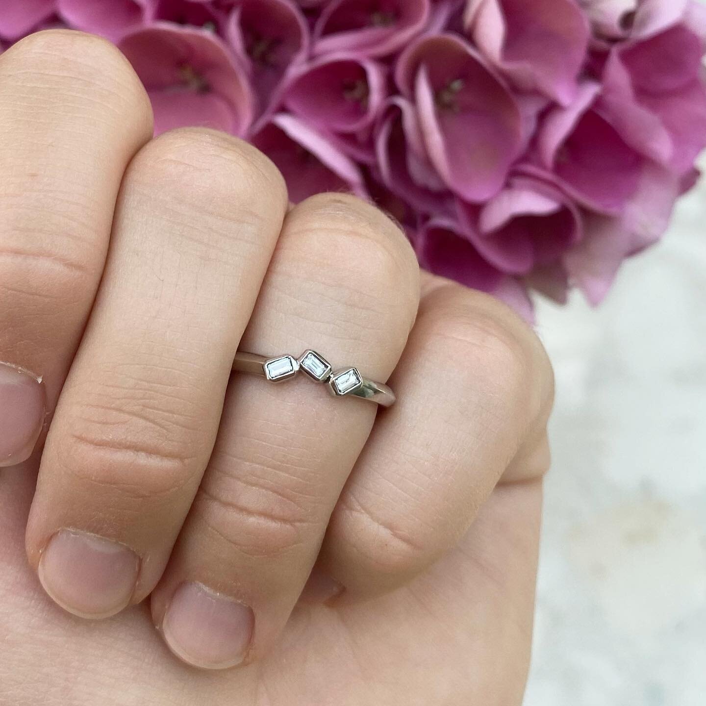 A bespoke wedding ring 🤍 It makes me so happy that weddings can go ahead as normal again.

I worked with C to create a ring that would compliment her asymmetric emerald cut diamond engagement ring, but also look lovley worn on its own too ✨✨✨