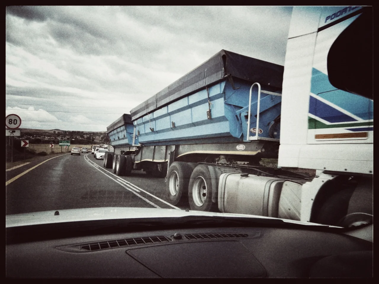 Een zogenaamde long truck, 27 meter lang...