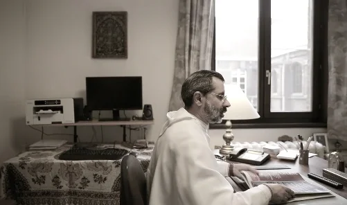 “Ik was 14 toen ik mijn roeping kreeg. Vervelend. Mijn ouders waren van verschillende godsdiensten en ik was niet eens gedoopt.”