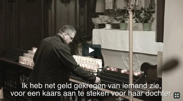 "Ik heb net geld gekregen van iemand zie, om een kaars aan te steken voor haar dochter."