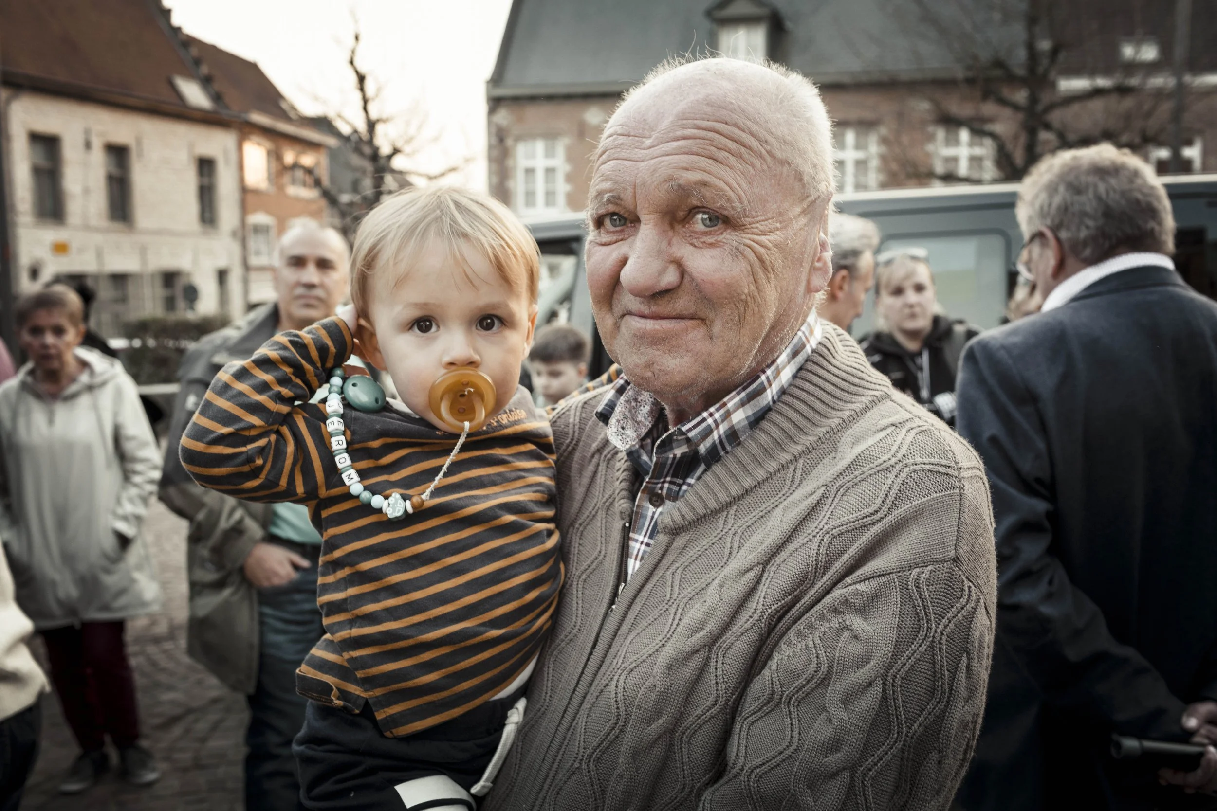 Pater Karel en de oud-scouts van Grimbergen keren op 25 maart 2022 met 35 vluchtelingen terug uit Oekraïne.