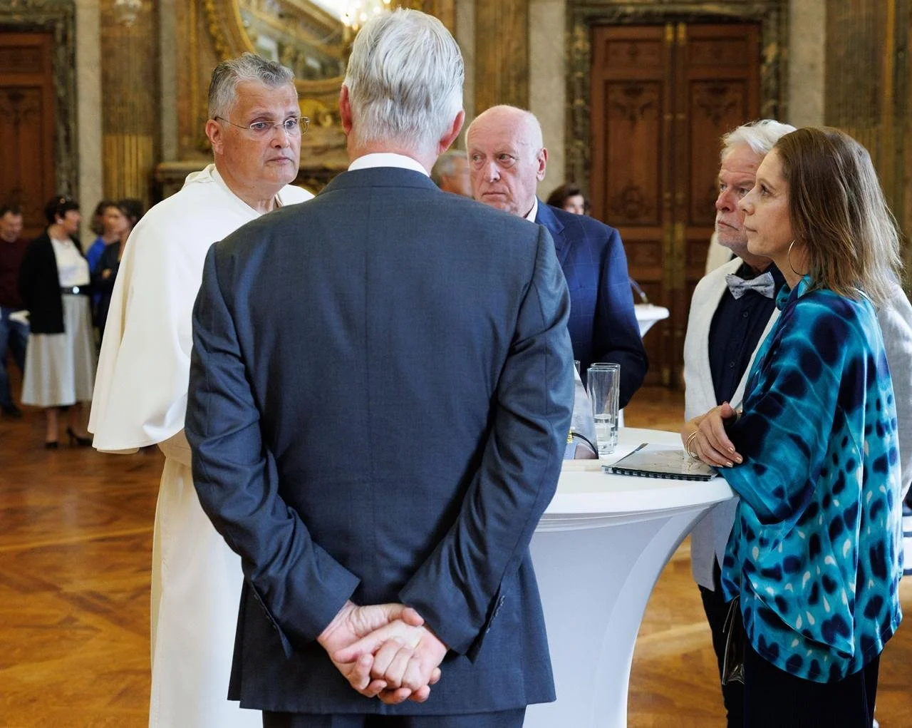 Z.M. de Koning ontvangt 12 BeHeroes als erkenning voor hun maatschappelijk engagement. Één van hen: pater Karel Stautemas.