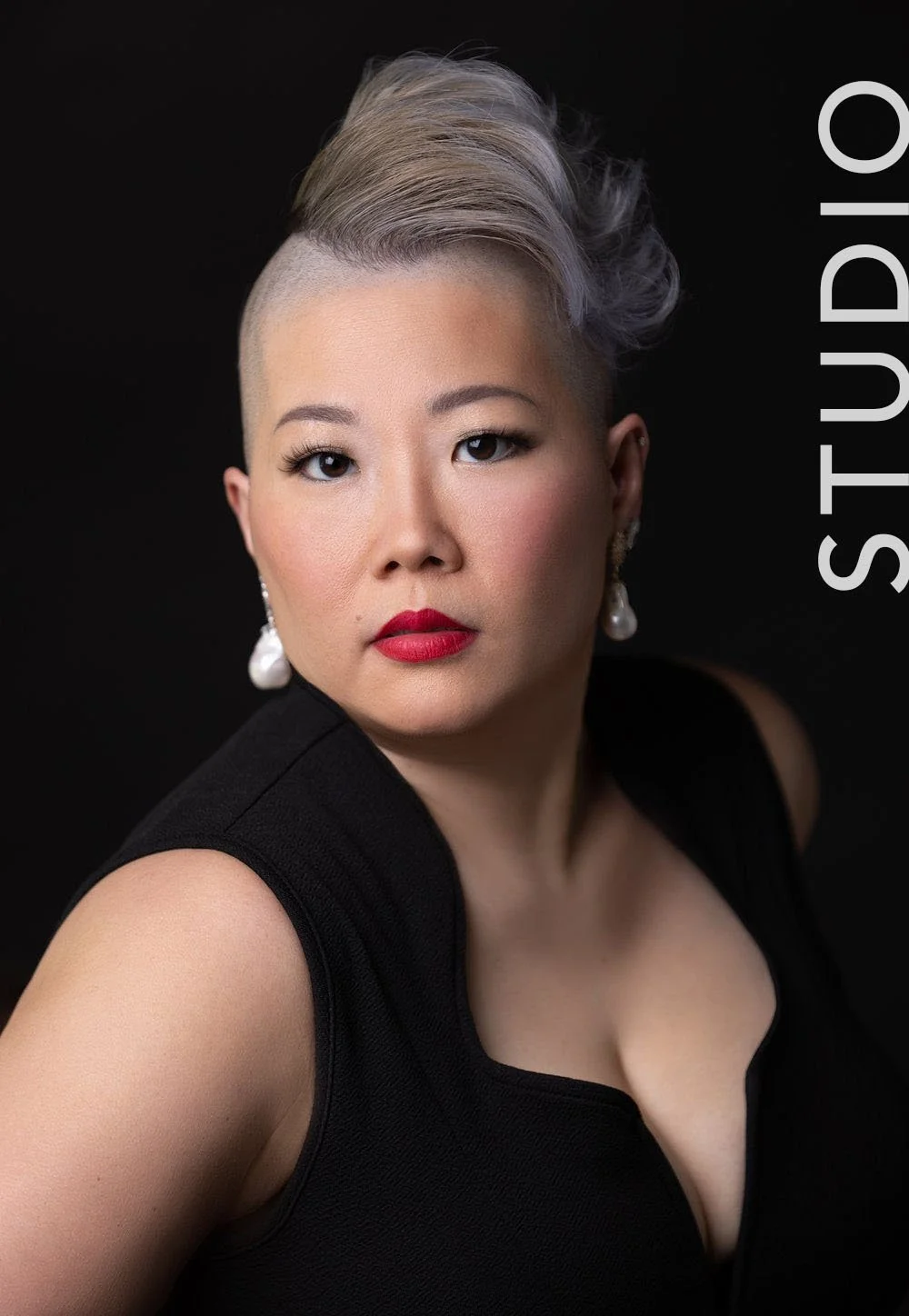 STUDIO LINKED IN HEADSHOT FEMALE EMPOWERMENT IN CLEVELAND OHIO - LIZA SUE PRODUCTIONS