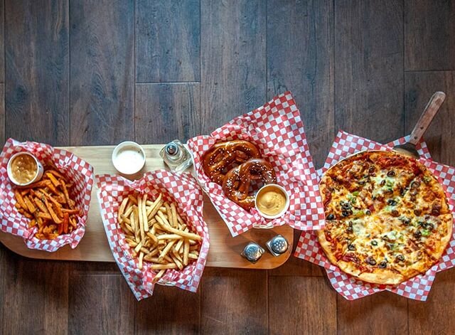 Pubs are the built for that snacking life. Beer and treats please!
#happyfriday #yeg #yegfood #friesfordays #yegpubs #pubfood