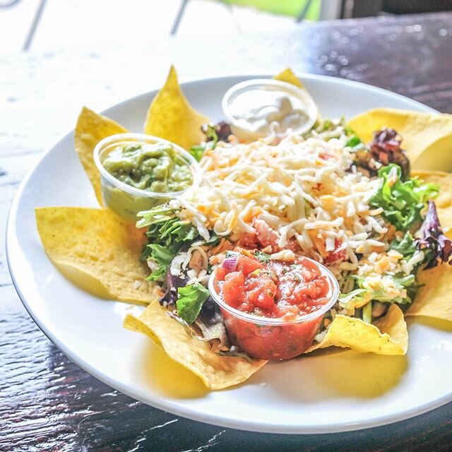 Salads at Duggan's 😍 taco, caesar and house salads. 
@duggansboundary 
#yeg #yeggers #duggansboundary #yourneighbourhoodpub #yegfood