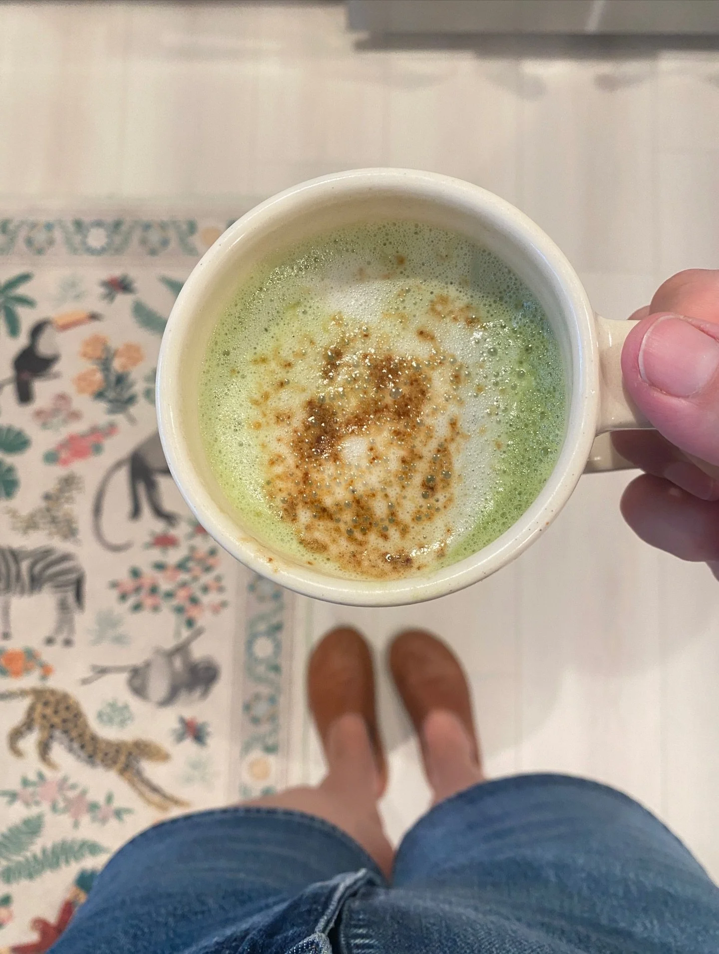 Enjoying the slowness of January 

My goals this month: 

Eat healthy
Move mindully
Rest
Read 1 book (I read The Lost Bookshop by Evie Woods) 
Set some goals for the year 
Switch to my scenery 
Get outside! 

*Samoa Apple slices recipe by @danishealt