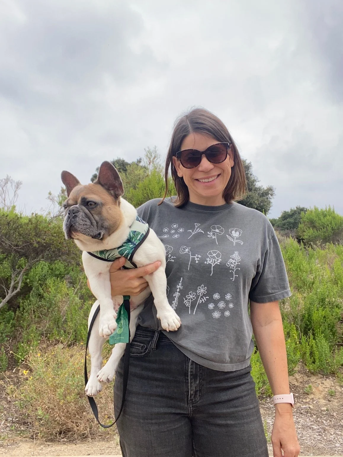 flower tee and my frenchie.JPG
