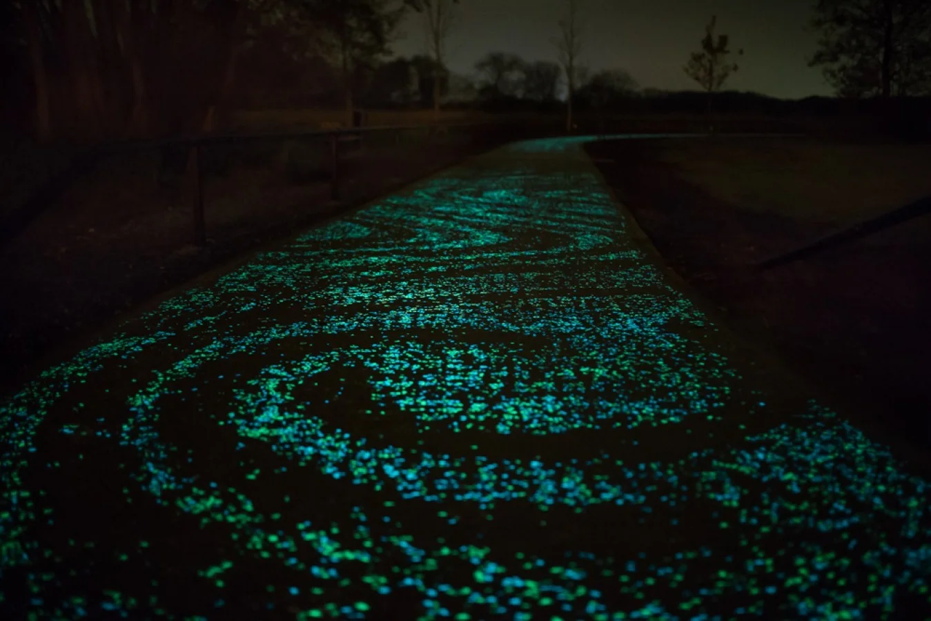Leuchtender Van Gogh Fahrradweg.