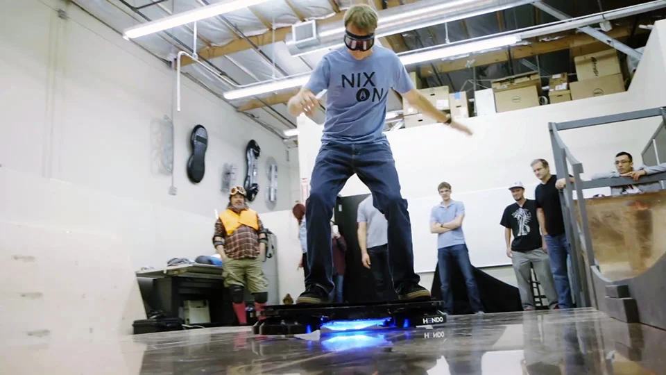 Tony Hawk und ein Hoverboard.