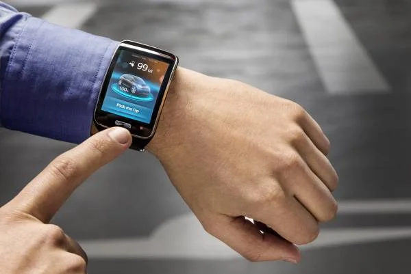 Autonomes Einparken per Smartwatch mit BMW i3.
