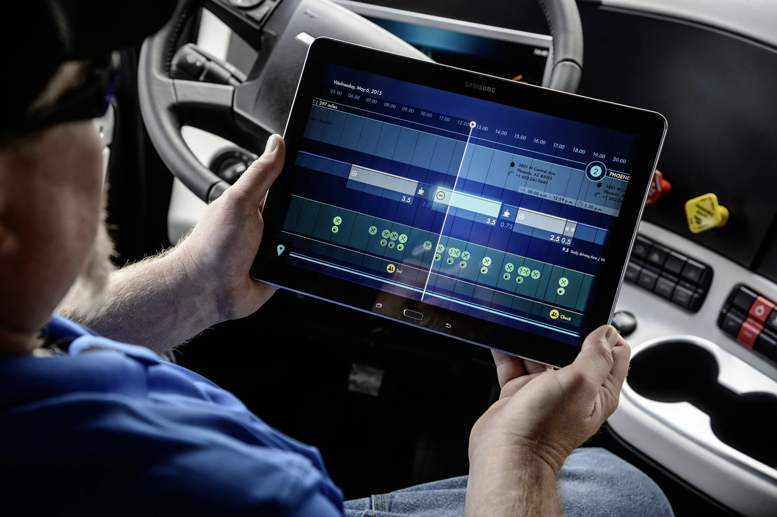 Freightliner_Inspiration_Truck__Connectivity_1 (1).jpg
