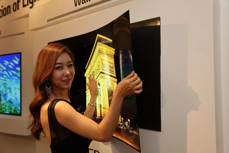 LG zeigt ultradünnen OLED Wallpaper TV.