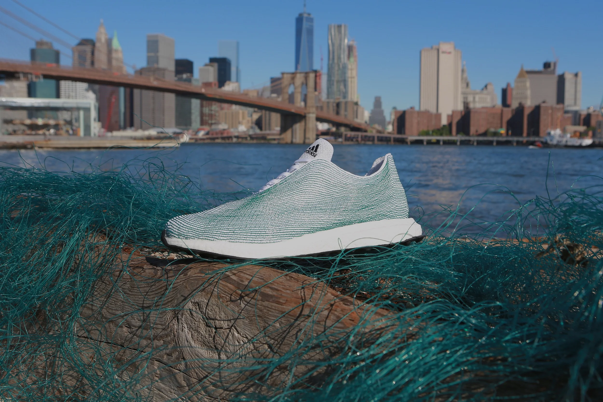 adidas stellt Schuhkonzept aus recyceltem Ozean-Plastik vor.