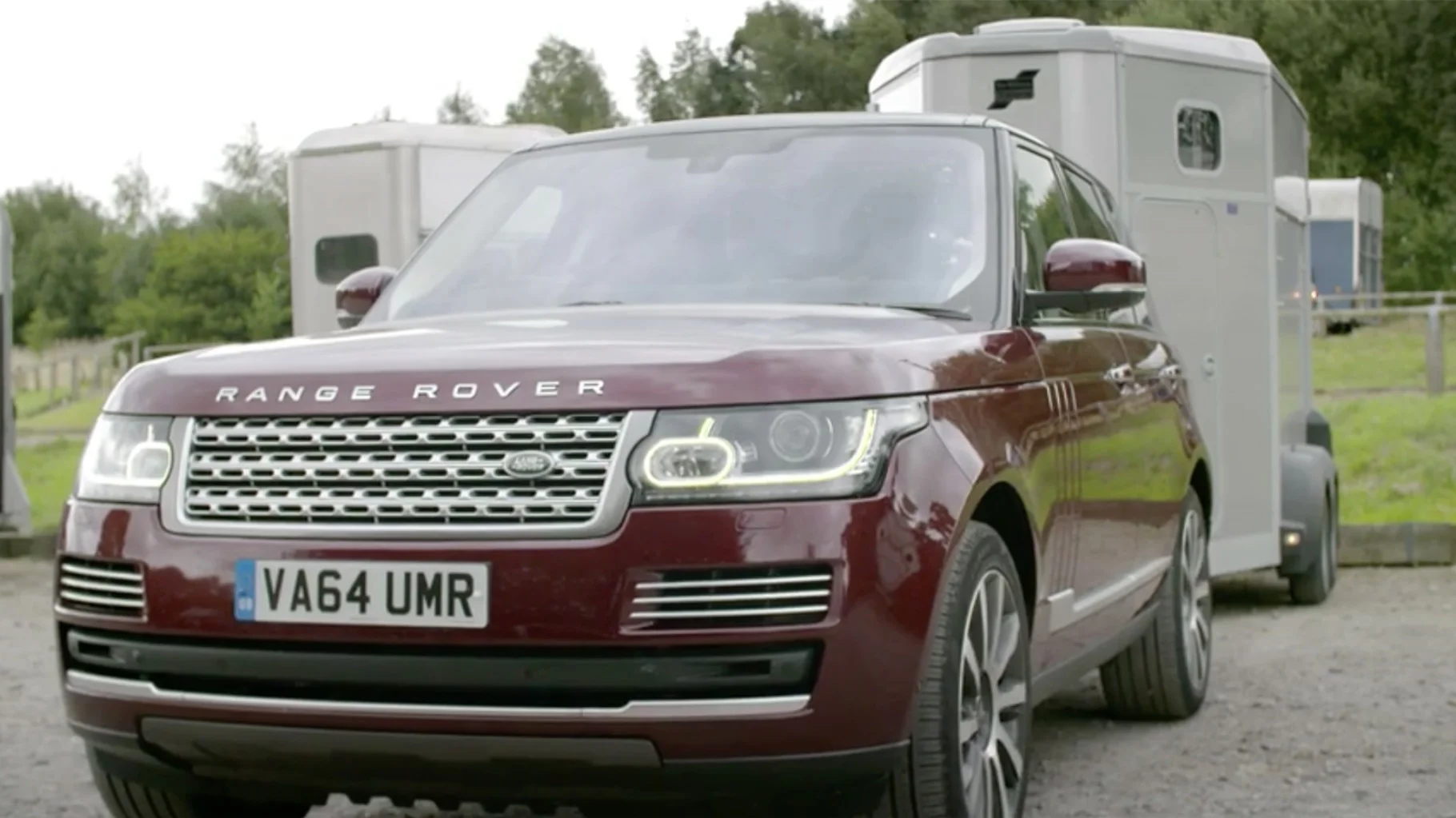 Land Rover zeigt Innovationen für Anhänger.