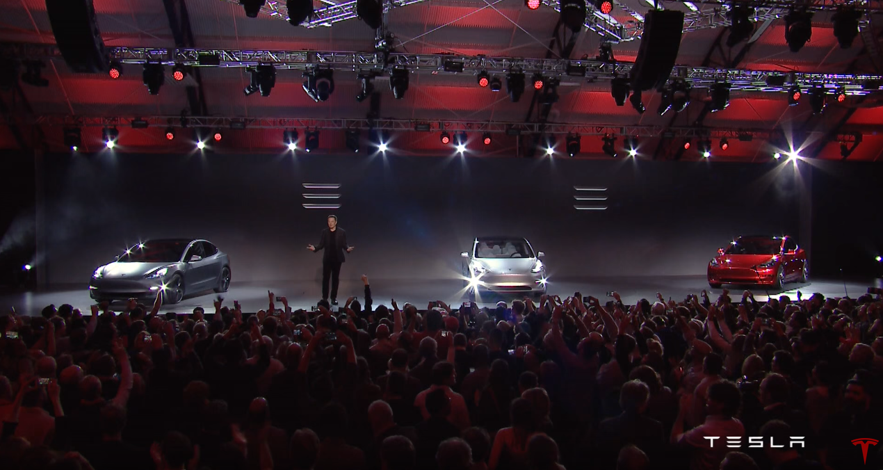 Schlange stehen für den Tesla 3:  Die EV-Revolution hat begonnen.