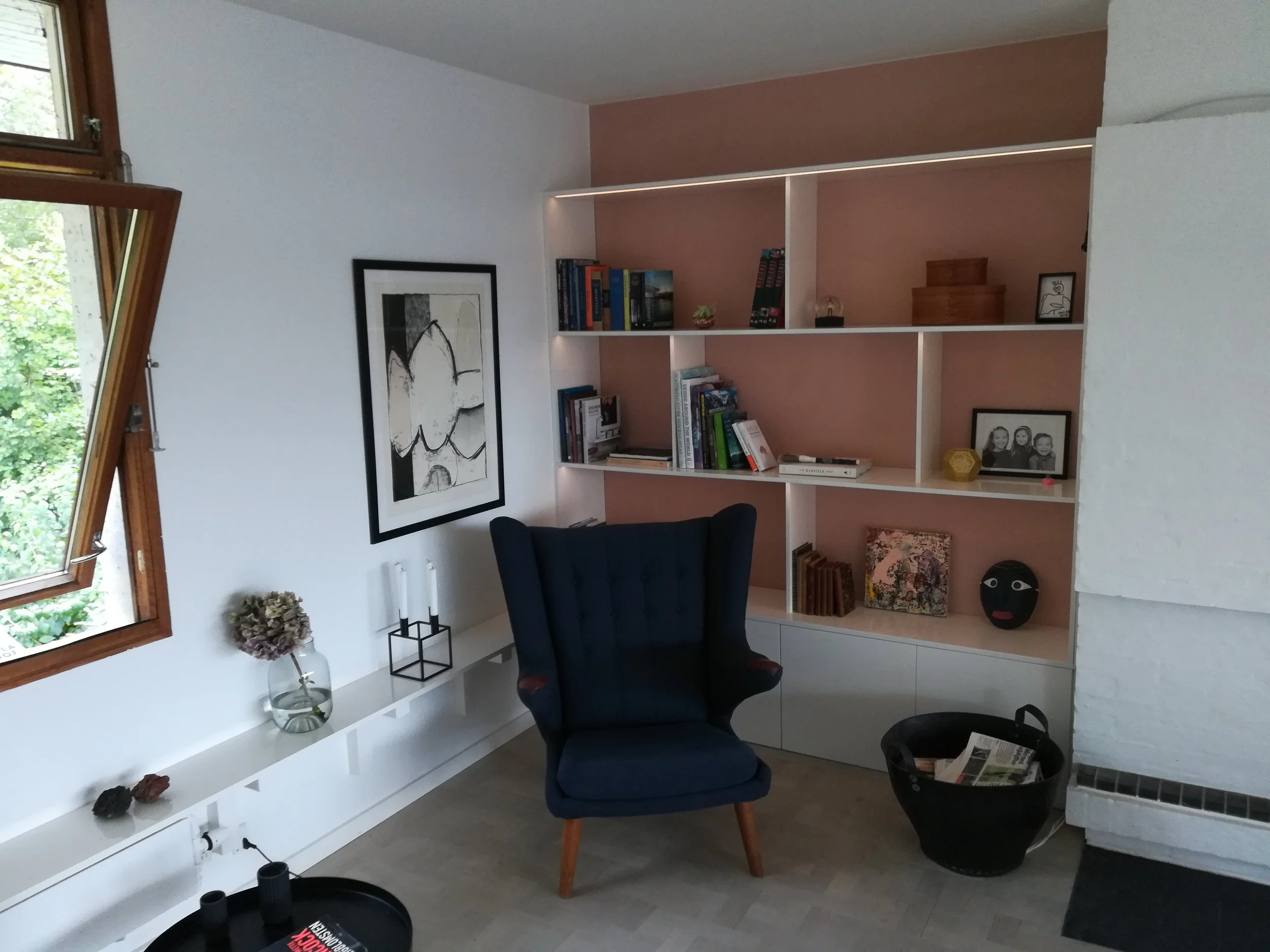 Reol og vinduesplade på specielmål.