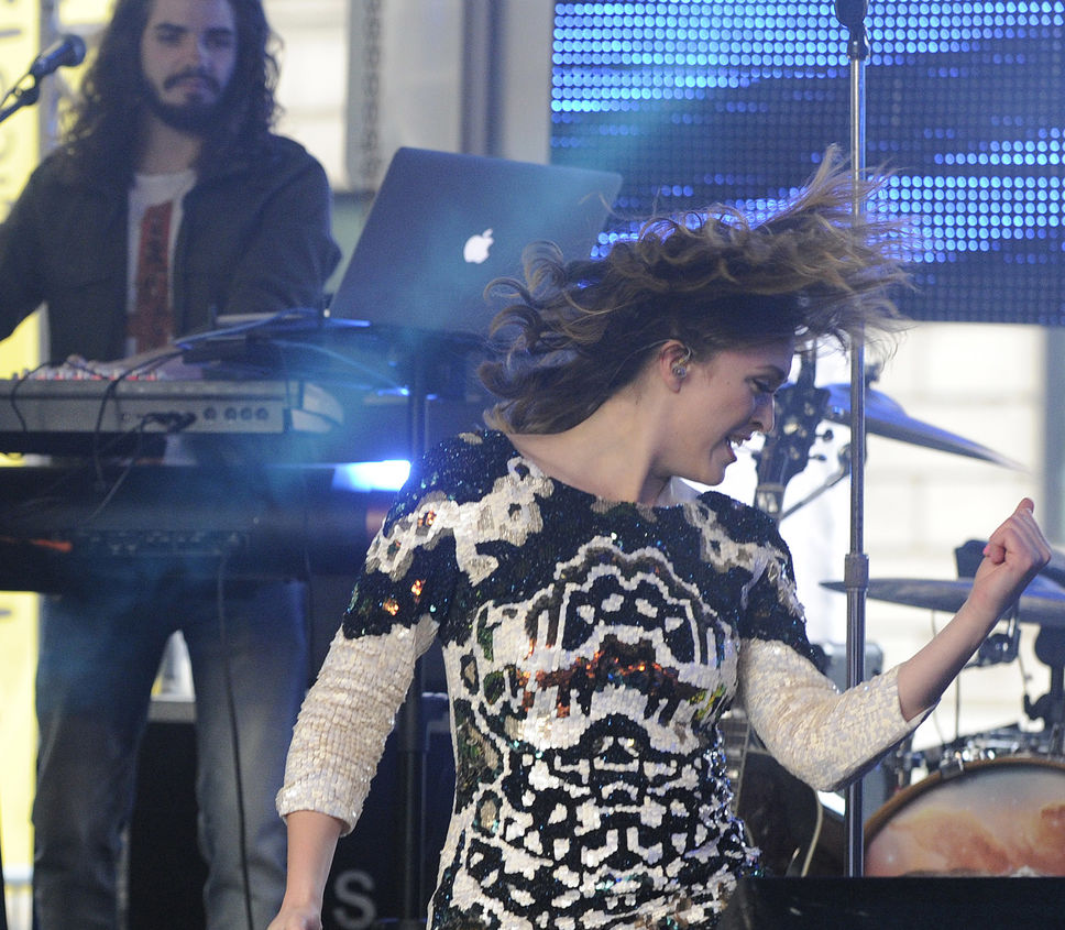 Une ancienne compétitrice de La Voix prend le cellulaire d'un spectateur en pleine représentation!