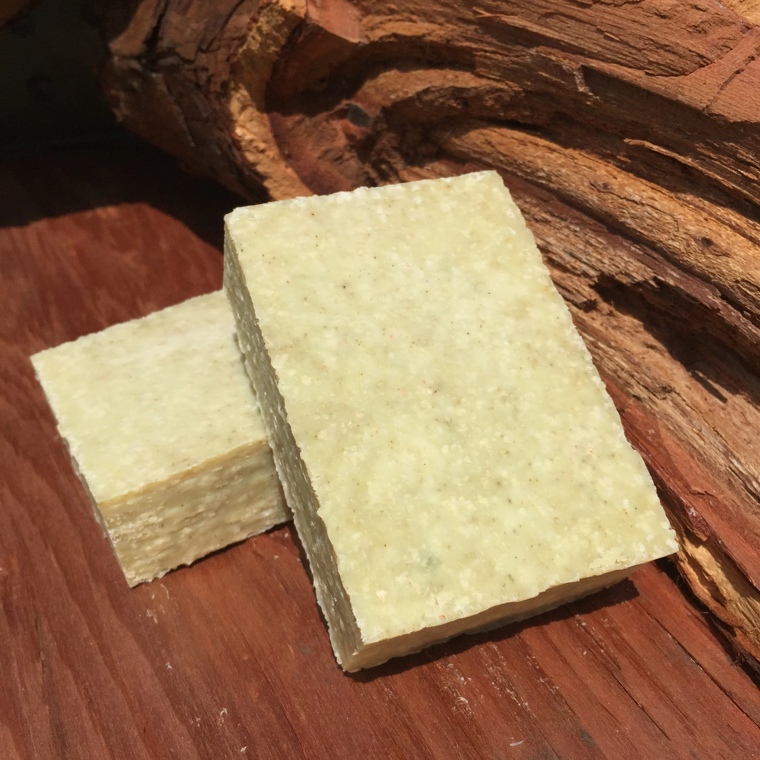     Roaming Sea Foam      This is a very moisturizing bar and feels like a dip in the ocean. &nbsp;Pink Himalayan salt soothes sore muscles and stimulates circulation. &nbsp;It is naturally rich in over 80 minerals that replenish and nourish your ski