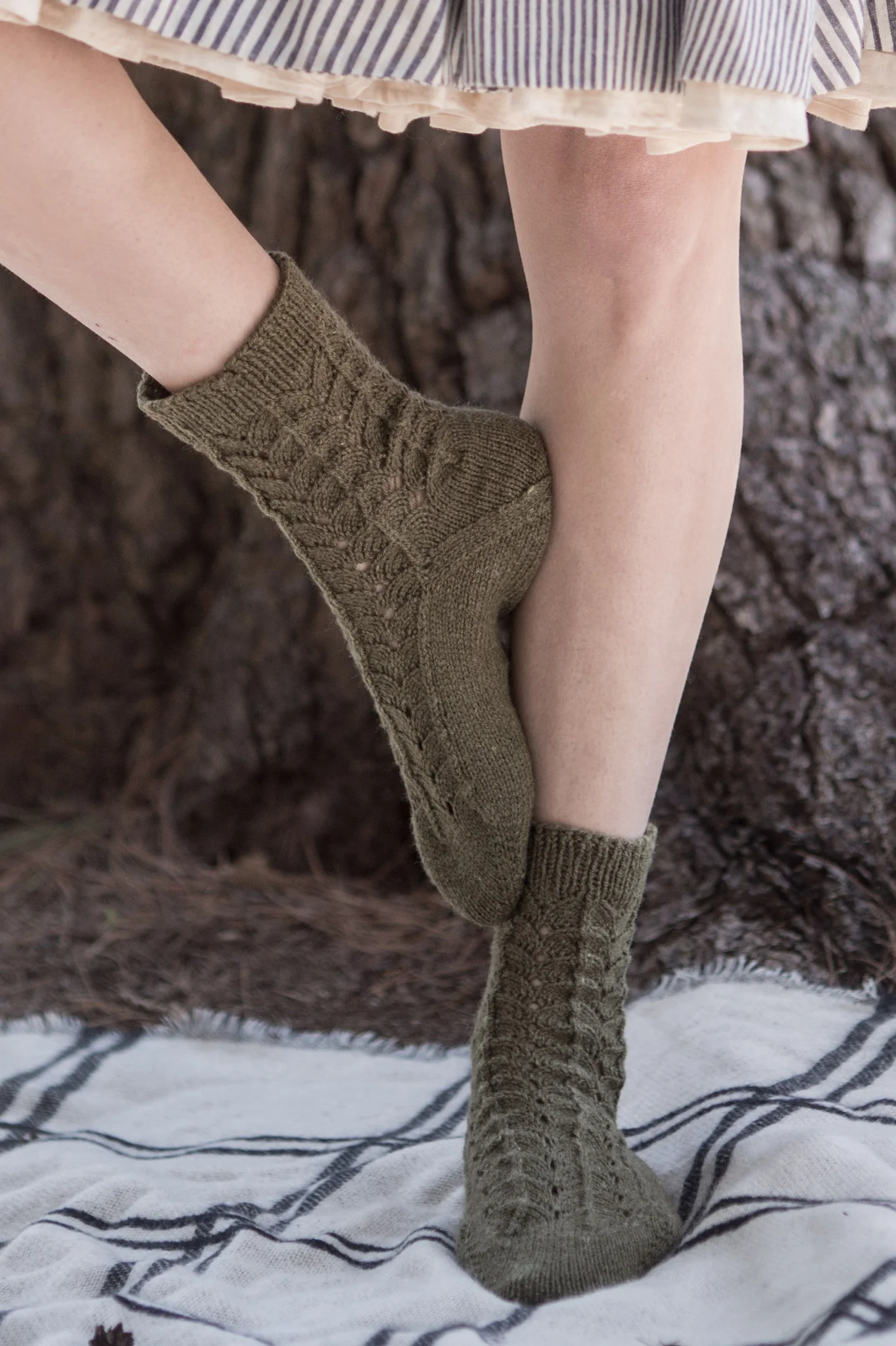 quince-and-co-nerio-leah-thibault-knitting-pattern-tern-1.jpg