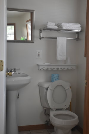 Lucky Horseshoe Cabin #21 - Interior Bathroom.JPG