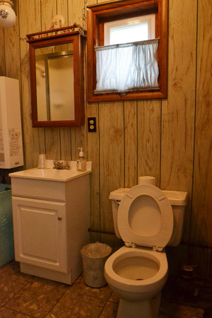 Lucky Horseshoe Cottage #16 - Interior Bathroom.JPG