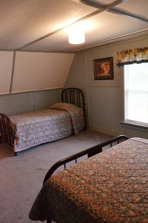 ucky Horseshoe Cottage #16 - Interior Bedroom with Twin Beds.JPG
