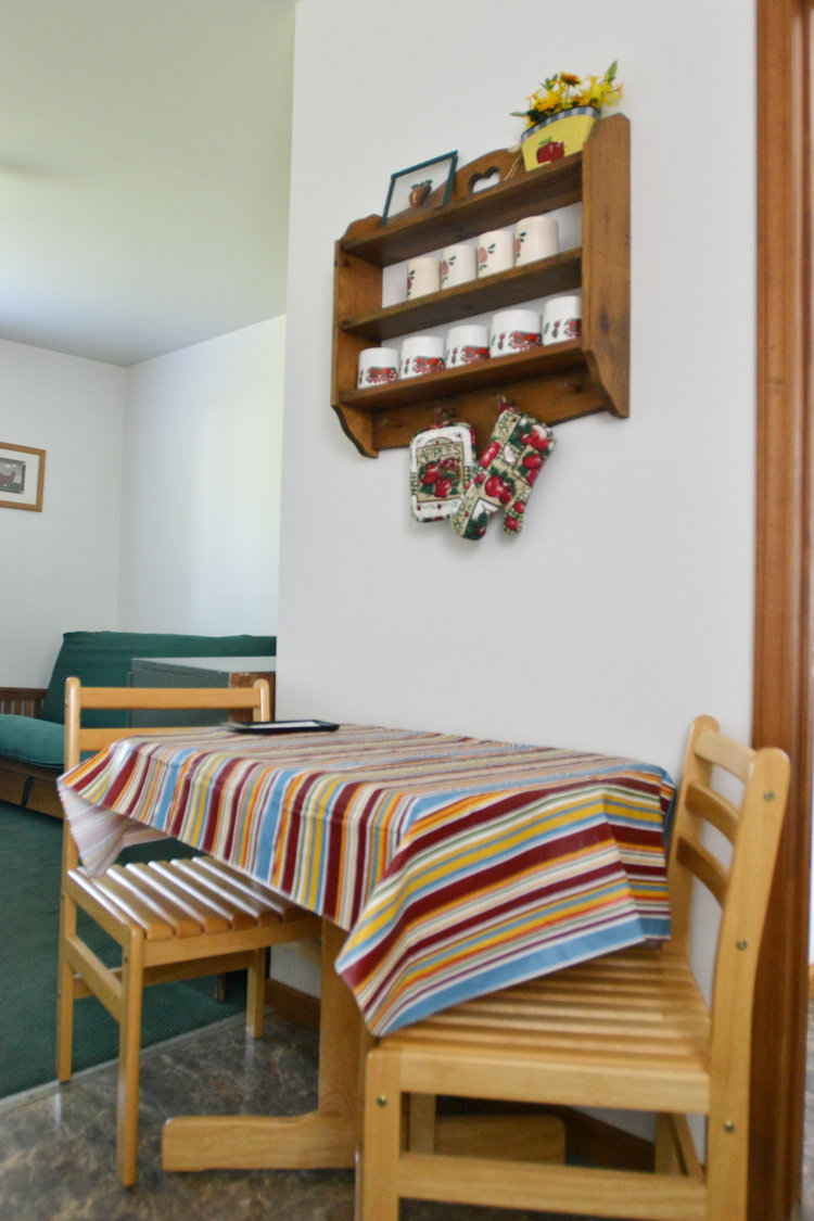 Blue Spruce Motel - Suite Number 7 - Dining.jpeg