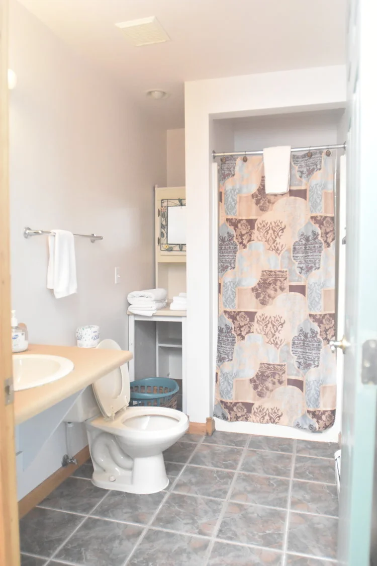 Blue Spruce Motel - Room Number 9 - Interior Bathroom.jpeg