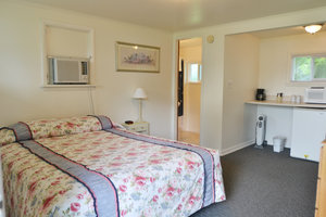Lucky+Horseshoe+Room+#24+-+Interior+(1)+Queen+Bed.jpeg