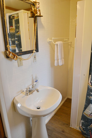Lucky+Horseshoe+Room+#26+-+Interior+Bathroom+Sink.jpeg