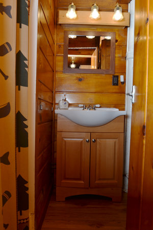 Lucky+Horseshoe+Cabin+#19+-+Interior+Bathroom.jpeg