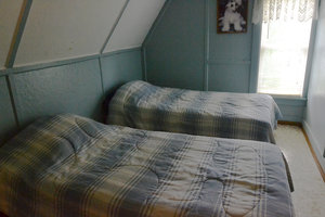 Lucky+Horseshoe+Cottage+#16+-+Interior+Bedroom+Twin+Beds.jpeg
