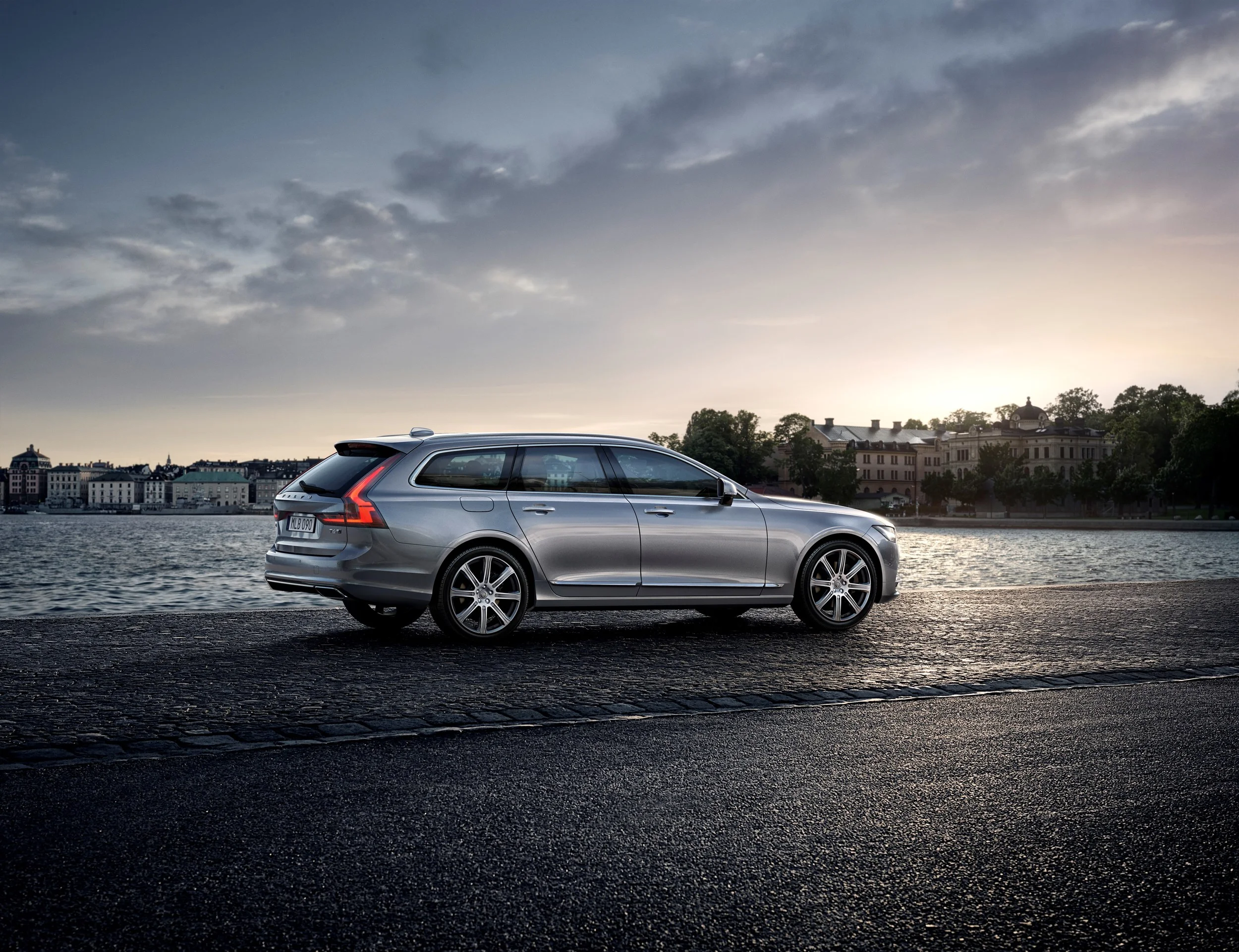 174108_Volvo_V90_Location_Profile.jpg