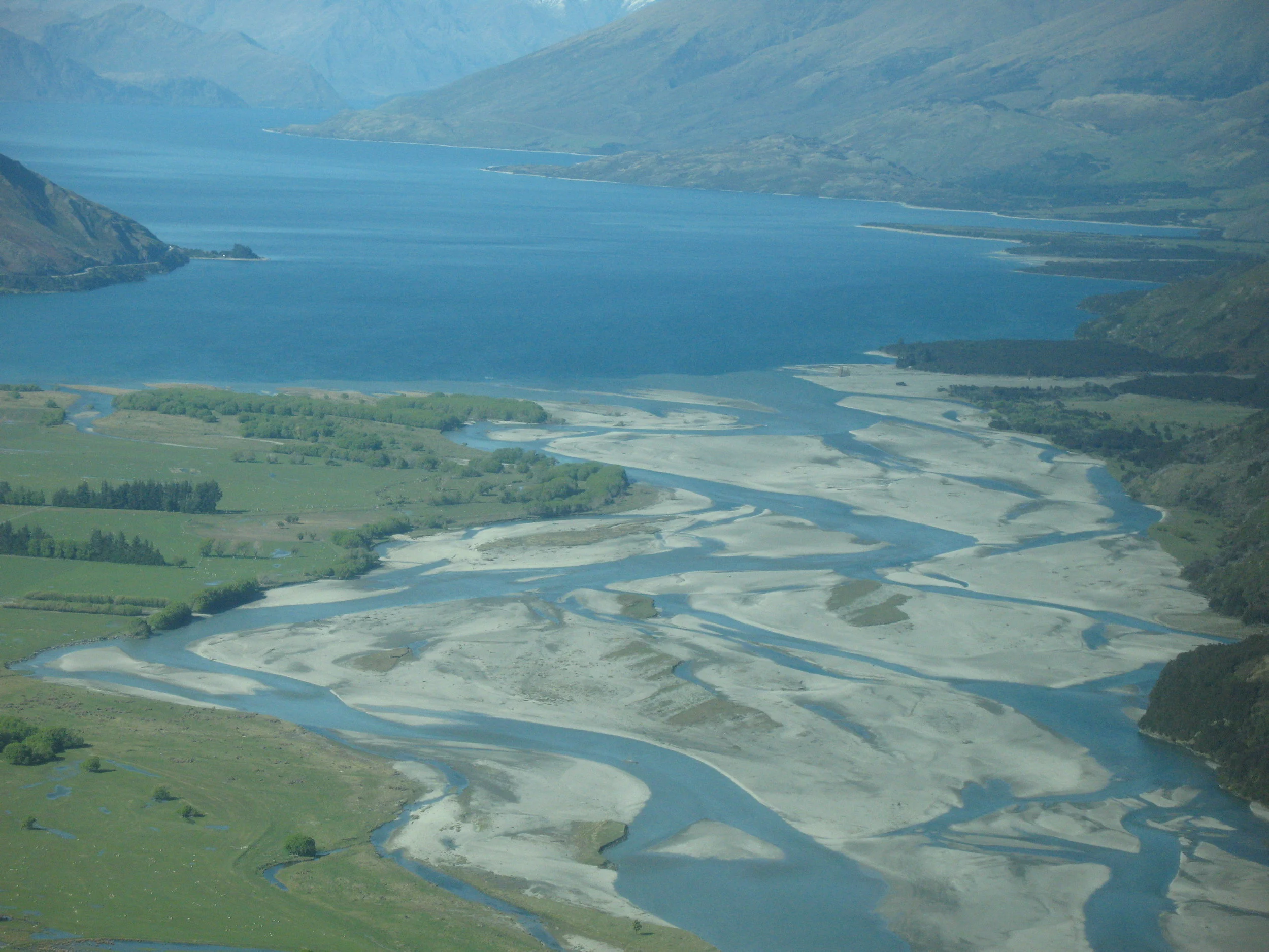 River_Makarora_flows_into_Lake_Wanaka.jpg