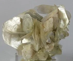 ( Rob Lavinsky, iRocks.com – CC-BY-SA-3.0, CC BY-SA 3.0 ) Muscovite mineral: Why would we want to use anything but the best, safest, most natural sparkle for our soaps? We use non-nano minerals for our soaps. ewg = 2