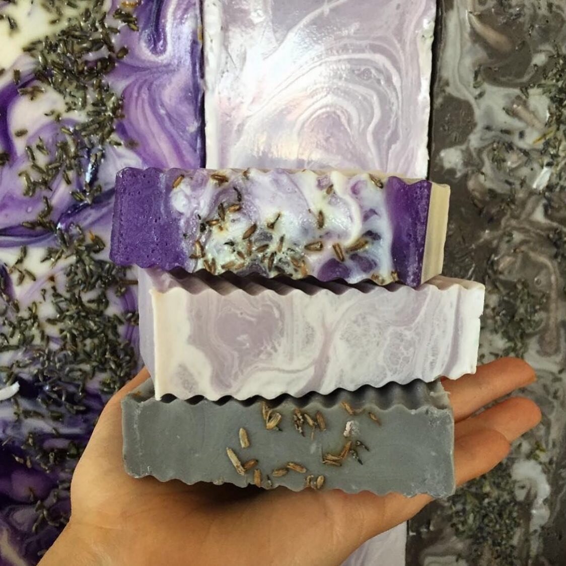 Do you love the peaceful herbaceous scent of lavender with the grounding earthiness of patchouli? I do!! Did you know this pair is the star of the show in both Calming Coconut and Earth Mama? Such fabulously different outcomes from a powerful duo. 💜