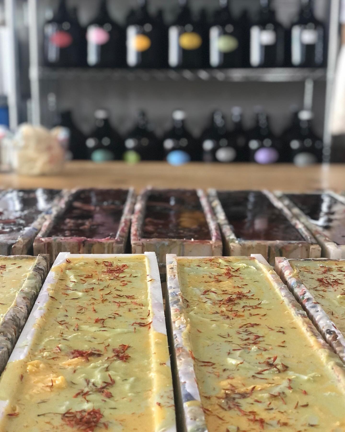 A little Tuesday behind the scenes in the Soap Factory. It is a patchouli kind of day 🥰 Which would you choose? Patchouli Orange 🍊 or Sandalwood Patchouli 🪵 I love them both! These two beauties are long time best sellers and so you can find them m