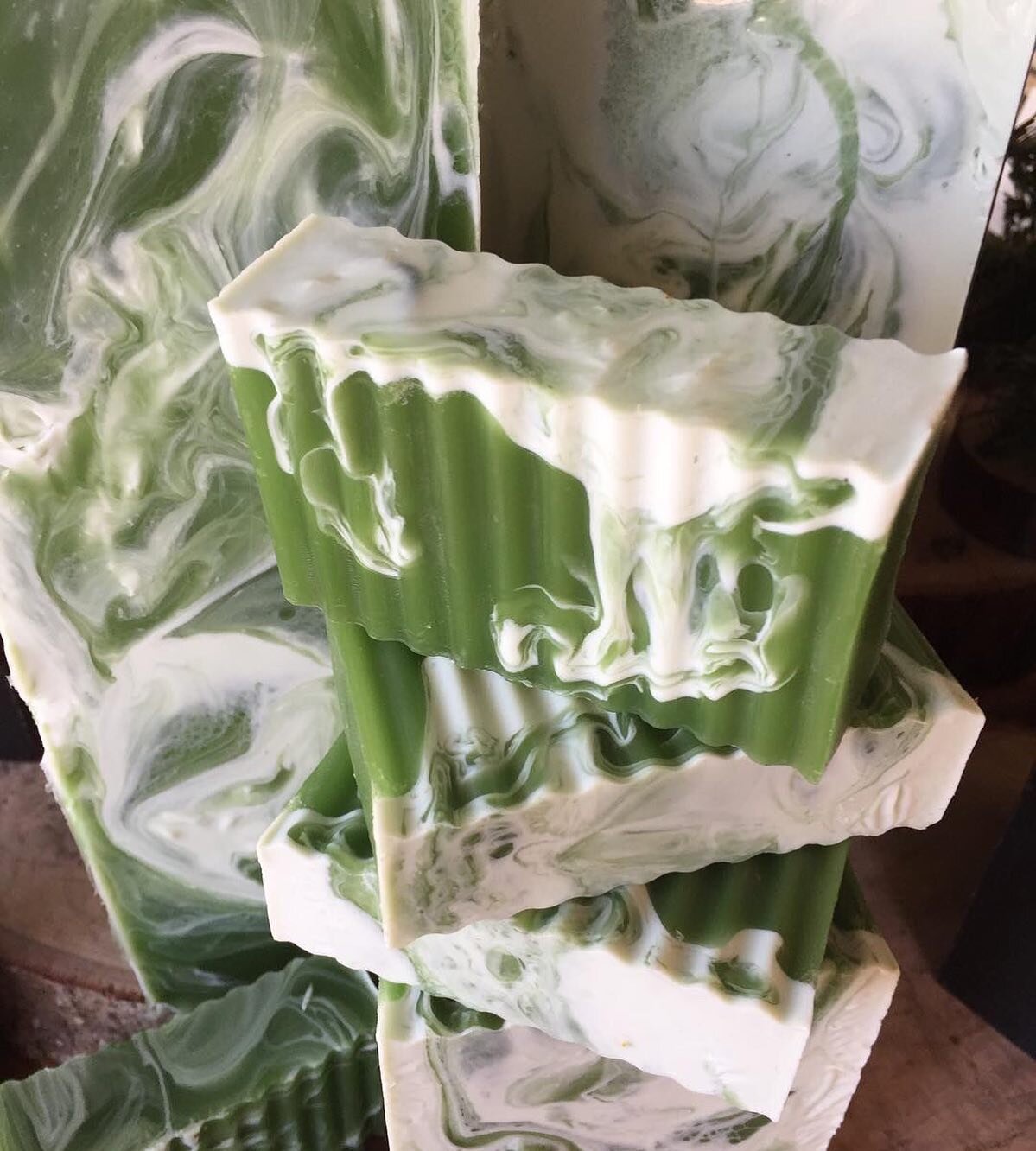 Warmer temps call for cooler soaps! 🧼 🌿 💨 Cooling Mint is a warm weather essential! Refreshing peppermint, cooling spearmint and a touch of organic vanilla extract make this the perfect summer must-have. Available all the places! Order at Strawber
