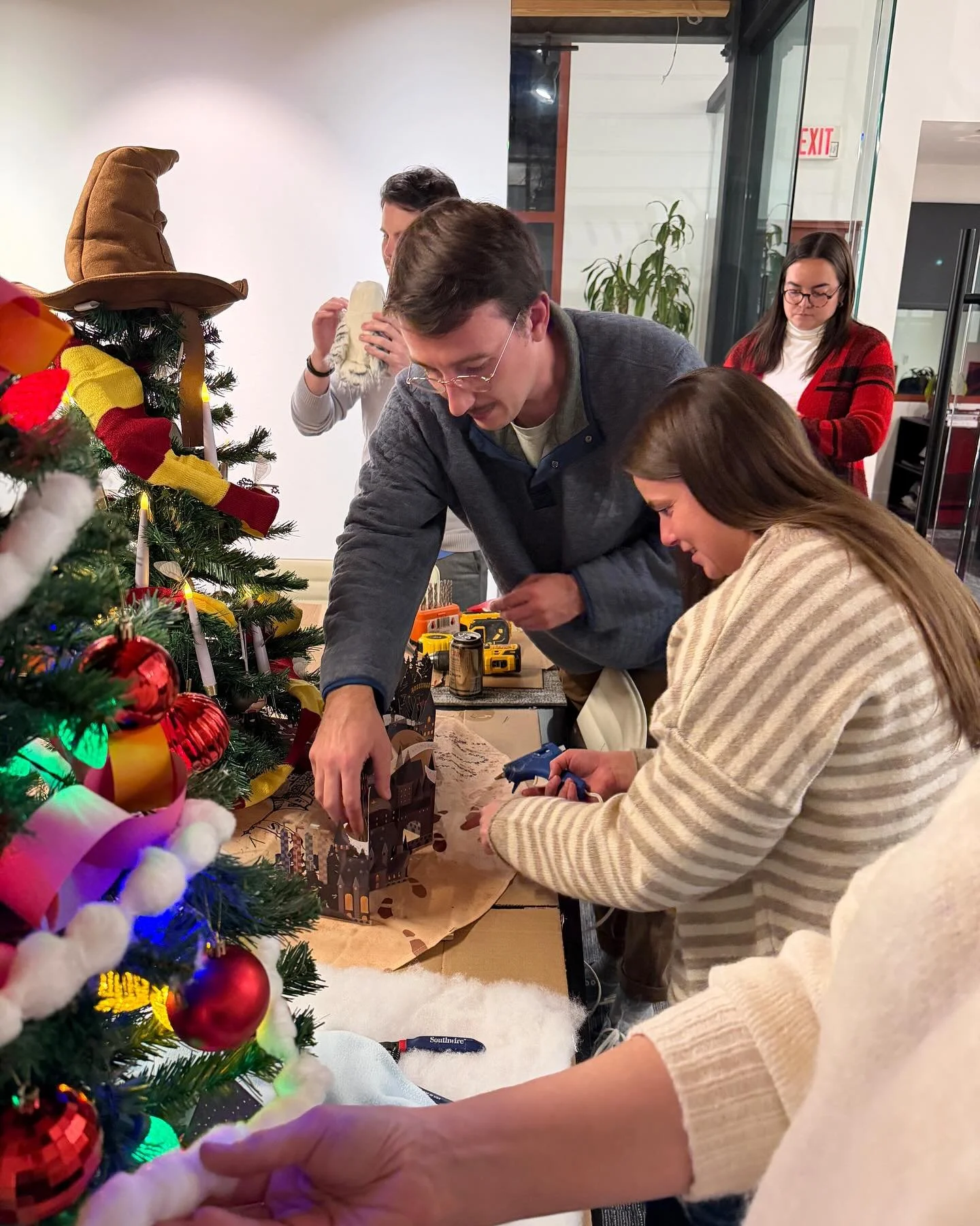 We had a blast bringing in the season decorating our trees for a great cause!!&hellip;The Helping Hands ChristmasTree Event. Many thanks to #helpinghands and #jjflooringgroup 

#peadonfineinarchitecture 
#jjflooringhelpinghands