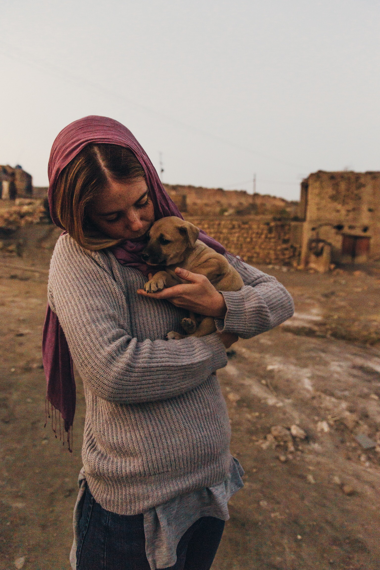 Freya & a new friend she found while on assignment in Lahore, Pakistan (yes, we’d want to steal them too)
