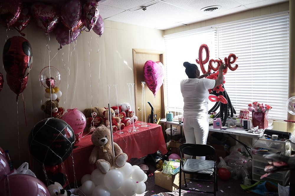  Britnie Davis remembers starting her balloon career with a "dollar and a dream," relying on YouTube tutorials and $1 supplies from Dollar Tree. Today, she's a one-woman show, delivering her colorful arrangements in a former high school football van 