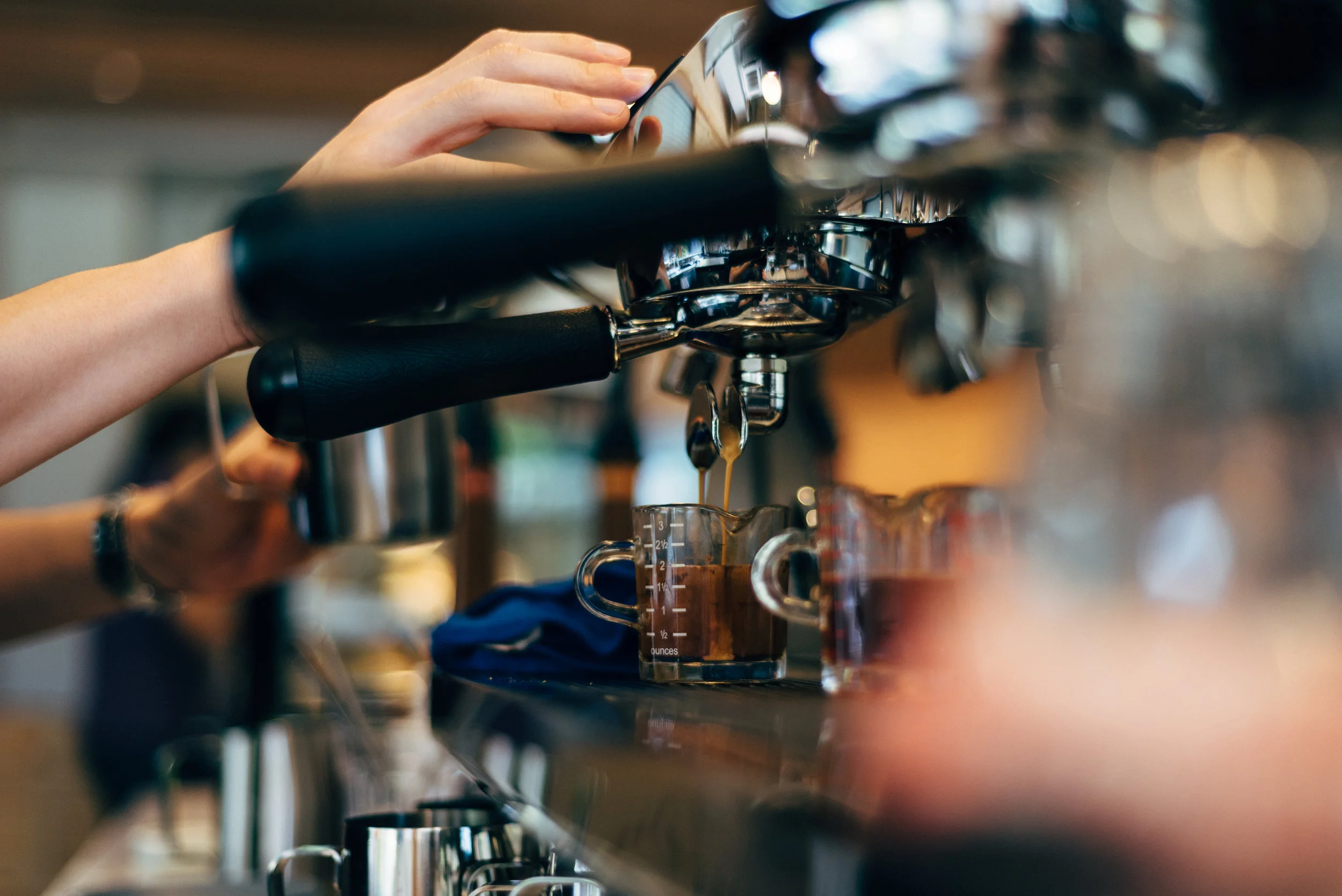 Showcase Coffee Maker Espresso Machine Pouring Fresh Coffee, 43% OFF