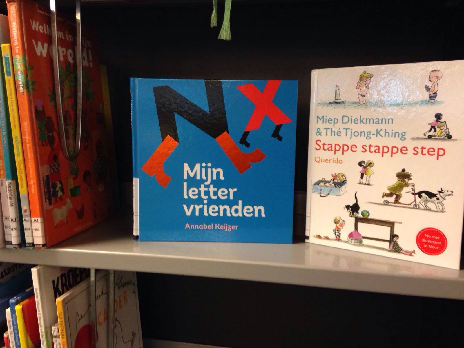 Mijn letter vrienden (dutch) is also available in the libraries
