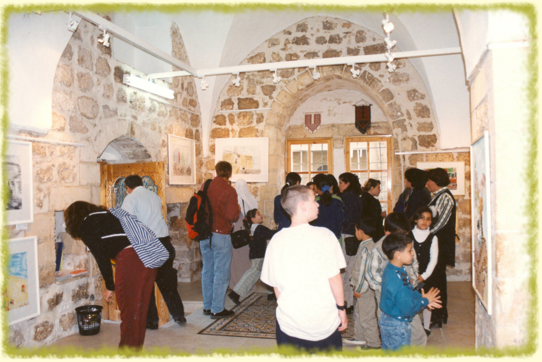 In schools and community centers, drawing was used a tool for readers to deal with emotions. The children drawing exhibitions served to share those feelings with growing audiences next to the magazine. Kalanswa community center 1998.