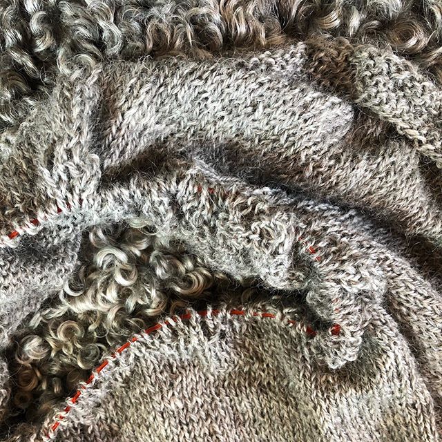 Beach, lemonade, knitting my first-ever shawl in super sweet Gotland farm yarn...it’s a pretty perfect Sunday. #gotlandyarn #gotlandwool #farmyarn #graywool #mainewool