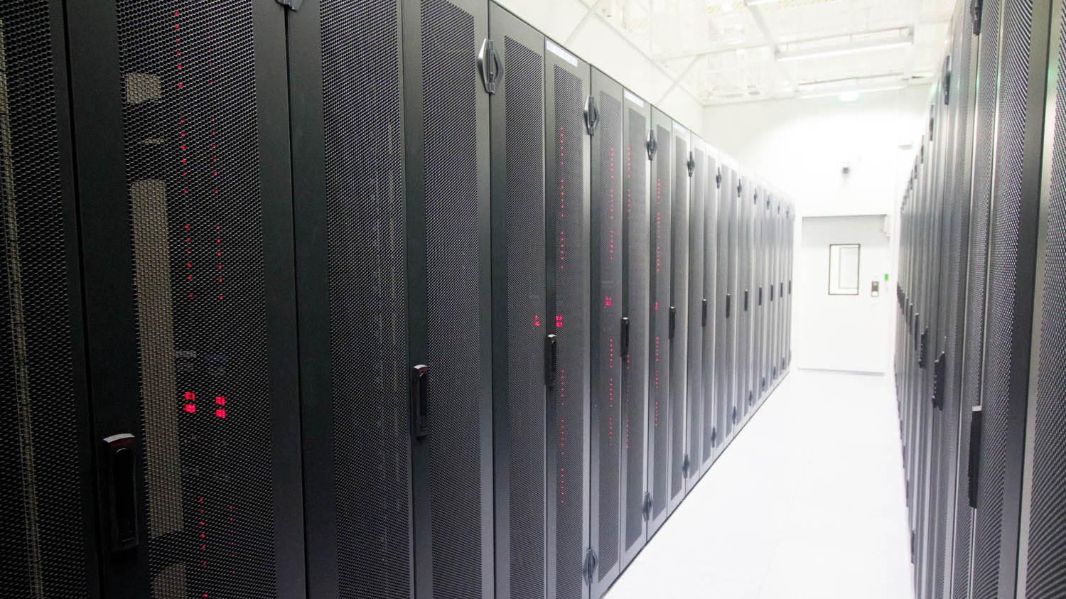 data_center%28Wikimdedia-Commons%29.jpg