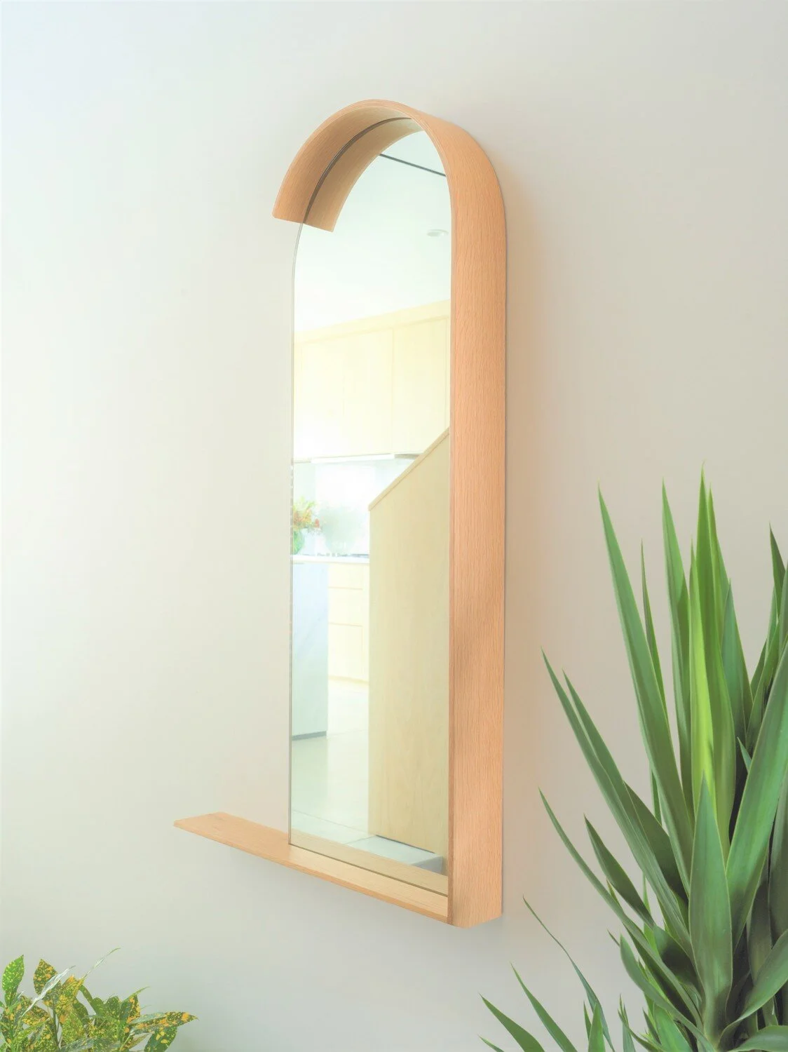 TJS_Portrait_Mirror_natural_oak_25_scene_v2.jpg